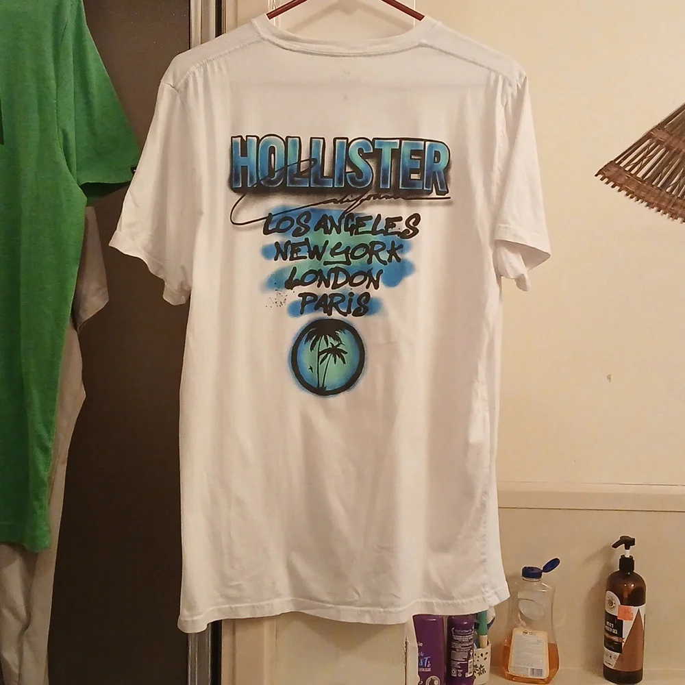 Hollister White and Blue Short Sleeve Tees.‎ Sz.L